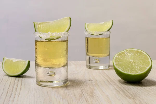 Smaklig alkohol dricka cocktail tequila med kalk och salt — Stockfoto