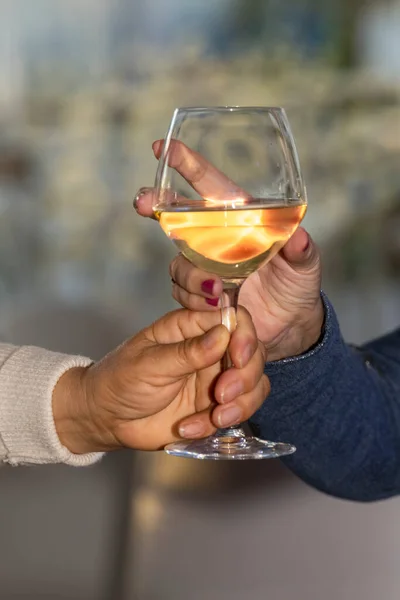 Mão pegando um copo de vinho segurado por outro — Fotografia de Stock