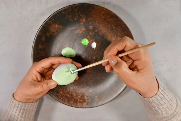 Крупним планом яйце фарбується зеленим — стокове фото