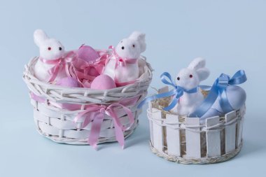 İki sepet boyalı yumurta ve tavşan heykelciği.