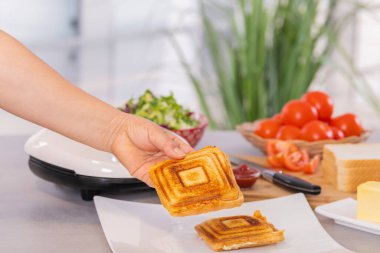 Kızarmış peynir ve jambonlu sandviç yiyorum.