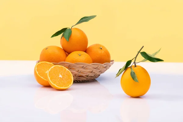 Naranjas Frescas Una Canasta Mimbre Con Hojas Sobre Una Mesa — Foto de Stock