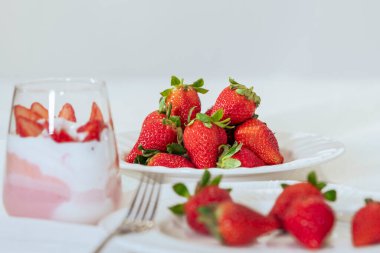 Lezzetli çilekli bir tabakta çilek: Sağlıklı meyve kavramı.