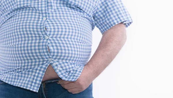 Избыточный вес человек пытается закрепить слишком маленькая одежда изолированы на белом фоне: Селективный фокус. — стоковое фото