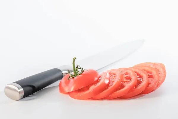 Pomodoro fresco tagliato a fette isolato su fondo bianco: Focus selettivo. Concetto di cibo sano — Foto Stock