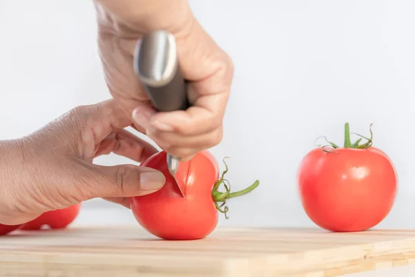 Donna che taglia pomodoro fresco: Focus selettivo. Dieta e concetto di cibo sano — Foto Stock