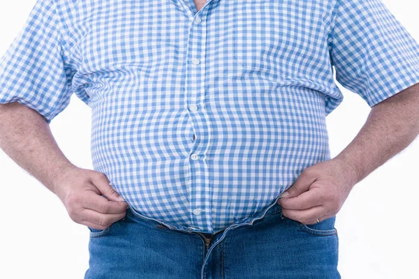 Избыточный вес человек пытается закрепить слишком маленькая одежда изолированы на белом фоне: Селективный фокус — стоковое фото