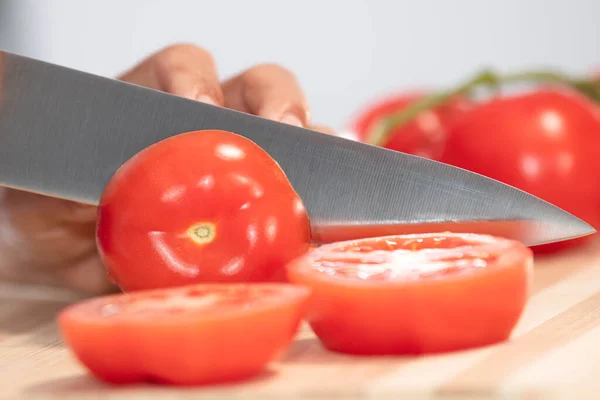 Donna che taglia pomodoro fresco: Focus selettivo. Dieta e concetto di cibo sano — Foto Stock