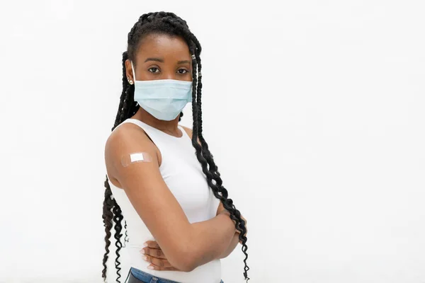 Afroamerikanische Frau mit Bandhilfe nach Impfung: Selektiver Fokus. Impfkonzept. Stockbild