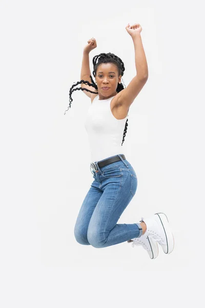 Mujer afroamericana sonriendo en medio del salto con los brazos levantados — Foto de Stock