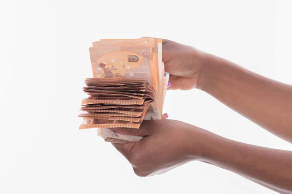 Banknot z pieniędzmi w rękach czarnych kobiet. — Zdjęcie stockowe