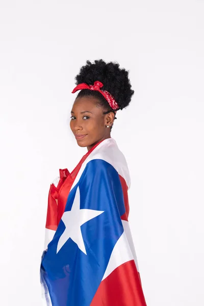 Aranyos latin nő csomagolva a zászló Puerto Rico: hazafias koncepció — Stock Fotó