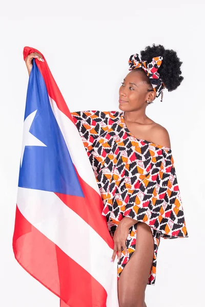 Hermosa mujer latina mirando la bandera de Puerto Rico con ojos cariñosos: concepto patriótico — Foto de Stock