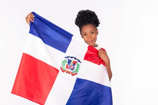 Aranyos latin nő kezében a Dominikai Köztársaság zászló egy szerető mosollyal — Stock Fotó