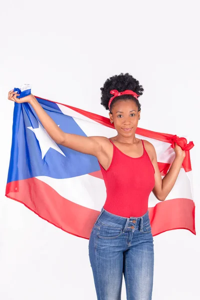 Mulher latina sorridente segurando a bandeira de Porto Rico em suas costas: Conceito patriótico — Fotografia de Stock