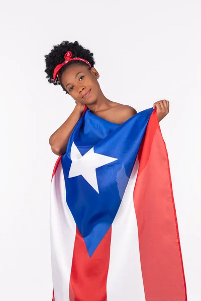 Aranyos latin nő szeretettel tartja a zászló Puerto Rico: hazafias koncepció — Stock Fotó
