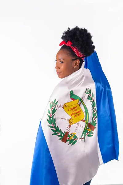 Latina vrouw verpakt in een Guatemalteekse vlag met een glimlach: Vlaggen en diversiteit concept. — Stockfoto