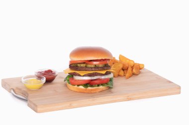 Sulu burger, soslu ve kızarmış patates dilimli.