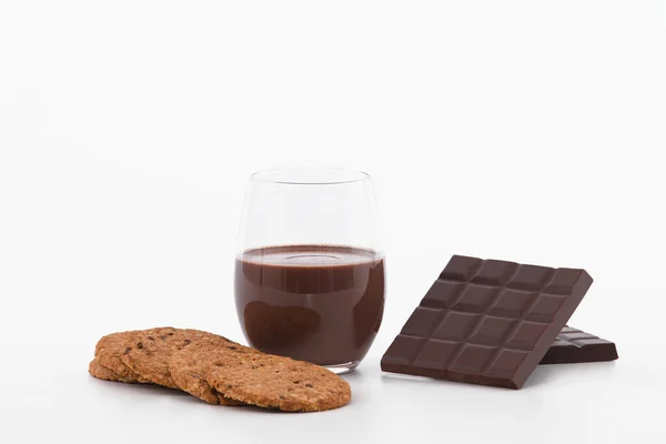 Verre de milk-shake au chocolat avec biscuits et barres de chocolat : mise au point sélective. Concept chocolat — Photo