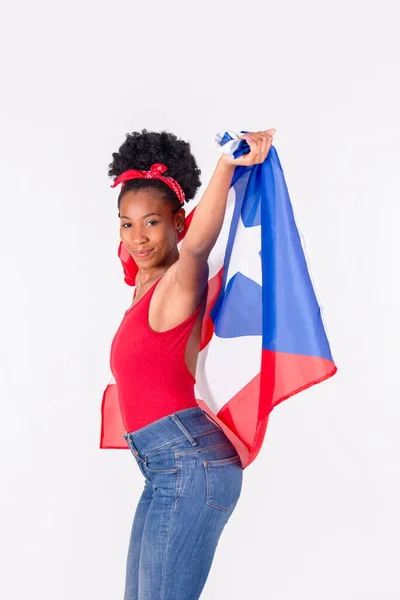 Mujer latina bailando mientras sostiene la bandera de Puerto Rico: Concepto patriótico — Foto de Stock