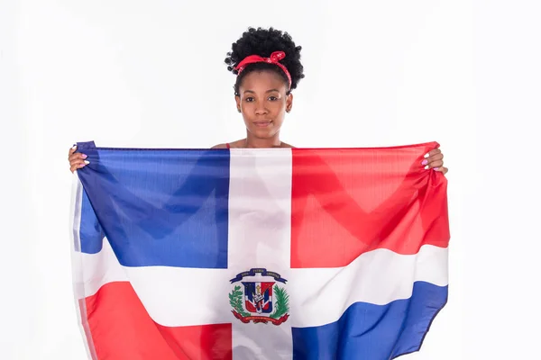 Latina nő nyugodtan tartja a Dominikai Köztársaság zászlaját: zászló és sokszínűség koncepció. — Stock Fotó