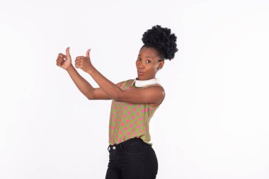 Yaramaz Latin kadın ellerini kaldırarak baş parmak hareketi yapıyor.