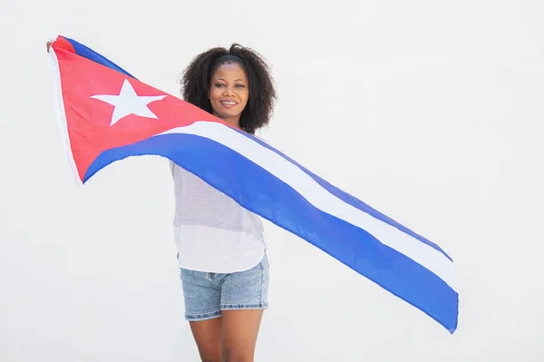 Frau schwenkt kubanische Flagge vor weißem Hintergrund — Stockfoto