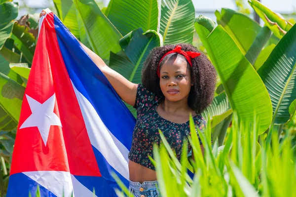 Afro nő egy kubai zászlóval a szabadban — Stock Fotó