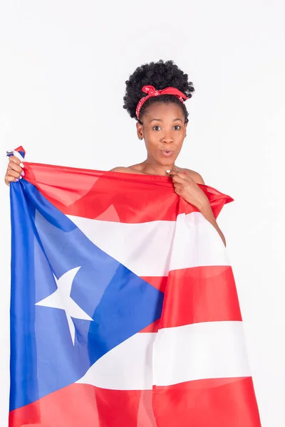 Izgatott látszó latin nő kezében a zászló Puerto Rico: Hazafias koncepció — Stock Fotó