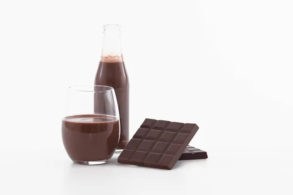 Bouteille et verre de milk-shake au chocolat avec barres de chocolat : Mise au point sélective. Concept chocolat — Photo