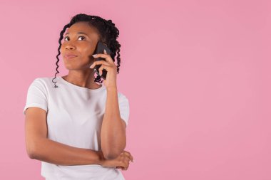 Afro-Amerikalı kadın rüyasında telefonunu dinliyordu.