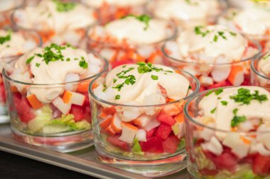 Karpuz, yengeç çubuğu, marul, pembe sos ve maydanozlu kıymalı karides bardaklarını yakından izle..