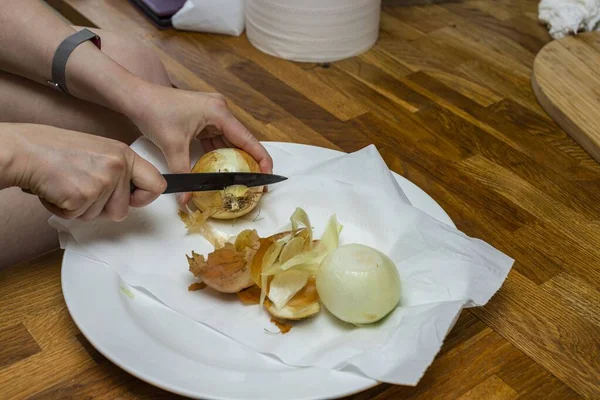 Zamknij Widok Żeńskich Rąk Obierających Cebulę Koncepcja Gotowania — Zdjęcie stockowe
