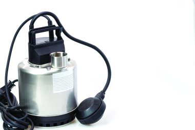 Beyaz arkaplanda izole edilmiş drenaj pompasının makro görünümünü kapat.