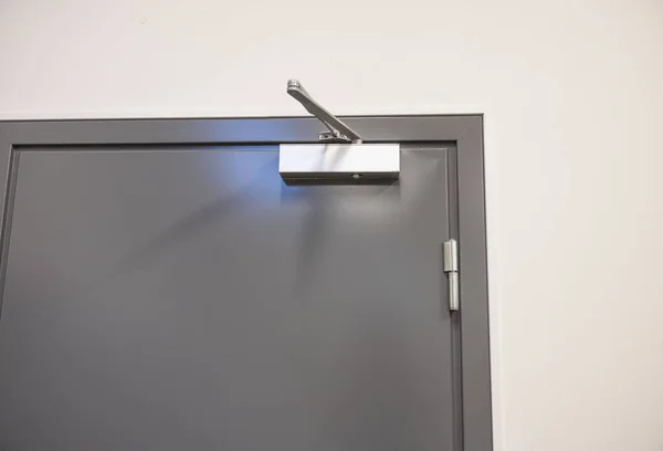 Ekstra ağır alüminyum ticari kapının yakın görüntüsü.