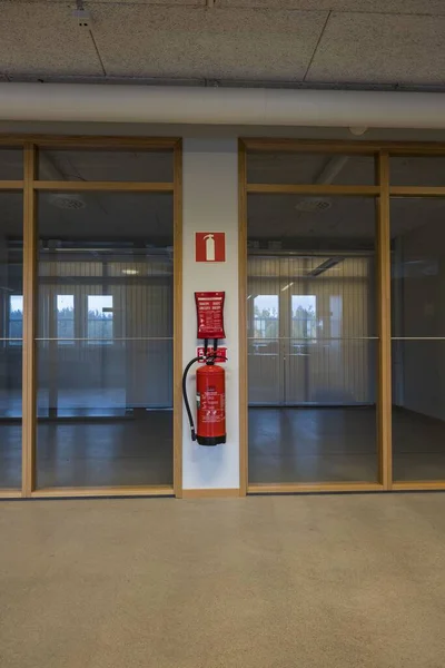 ガラスの壁を持つ2つの空のオフィスルームの眺め オフィス間の白い壁に赤い消火器 2020 エンコーピング スウェーデン — ストック写真