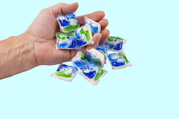 Close Weergave Van Kleurrijke Vaatwasser Capsules Mannelijke Hand Blauwe Achtergrond — Stockfoto