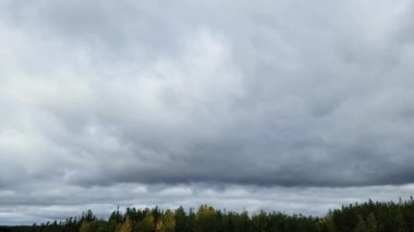 Güzel bir zaman atlaması sonbahar bulutlu gökyüzünü renkli doğa manzarasında gösteriyor.. 