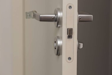 Kilit ve tampon lastiği beyaz kapıda. İç dizayn. Güzel arka planlar.