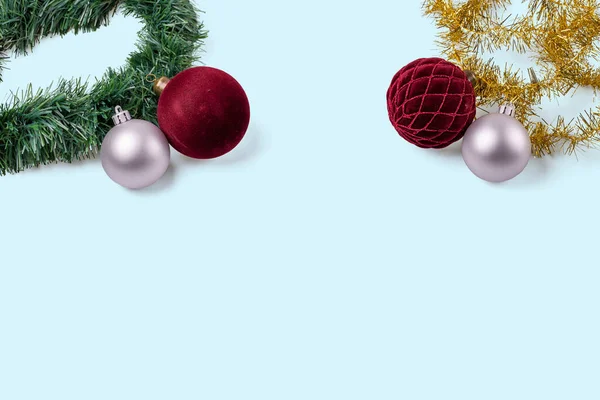 Mavi Arka Planda Izole Edilmiş Güzel Noel Balosu Süslemeleri Kartpostal — Stok fotoğraf