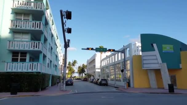 Vista Panorámica Calle Miami Edificios Coloridos Cielo Azul Con Fondo — Vídeos de Stock