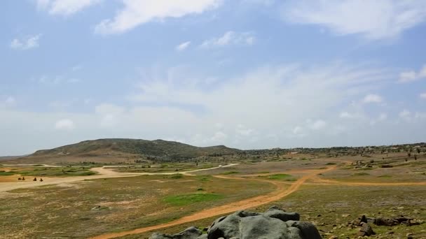 阿鲁巴的沙漠自然美景 阿鲁巴北部海岸 令人惊奇的自然景观和蓝天 美丽的自然背景 — 图库视频影像