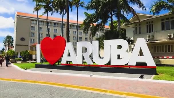 Hou Van Aruba Langs Een Weg Het Centrum Van Oranjestad — Stockvideo