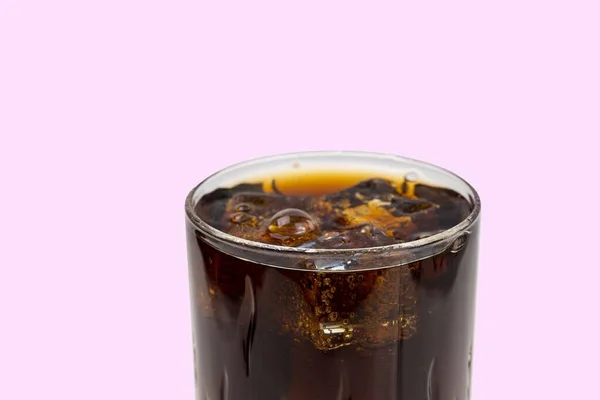 Vista Cerca Parte Superior Vaso Lleno Soda Con Cubitos Hielo — Foto de Stock