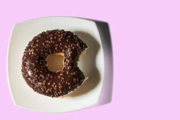 Nahaufnahme Von Gebissenen Donut Auf Weißem Teller Isoliert Auf Rosa — Stockfoto