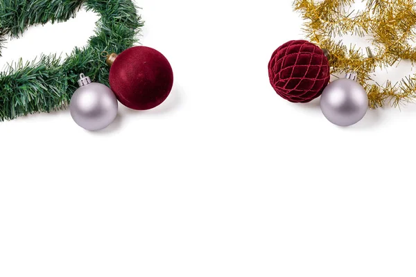 Mooie Kerstballen Decoraties Geïsoleerd Witte Achtergrond Briefkaart Kerstmis Nieuwjaar Vakantie — Stockfoto