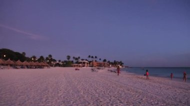Gün batımının muhteşem renkli manzarası. Aruba Adası 'nın güzel kumsalları. Karayipler