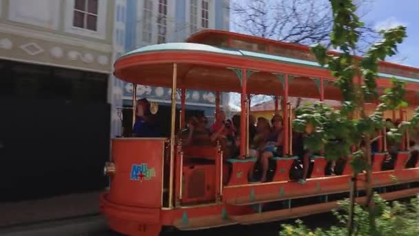 Люди Їздять Безкоштовному Трамваї Навколо Торгового Району Ораньєстаду 2019 Аруба — стокове відео