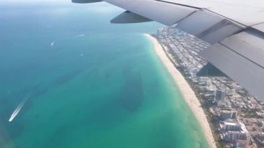 İniş yapan uçağın penceresinden Miami 'nin güzel hava manzarası. 