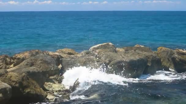 Movimento Lento Vista Deslumbrante Ondas Quebrando Pedras Água Azul Turquesa — Vídeo de Stock